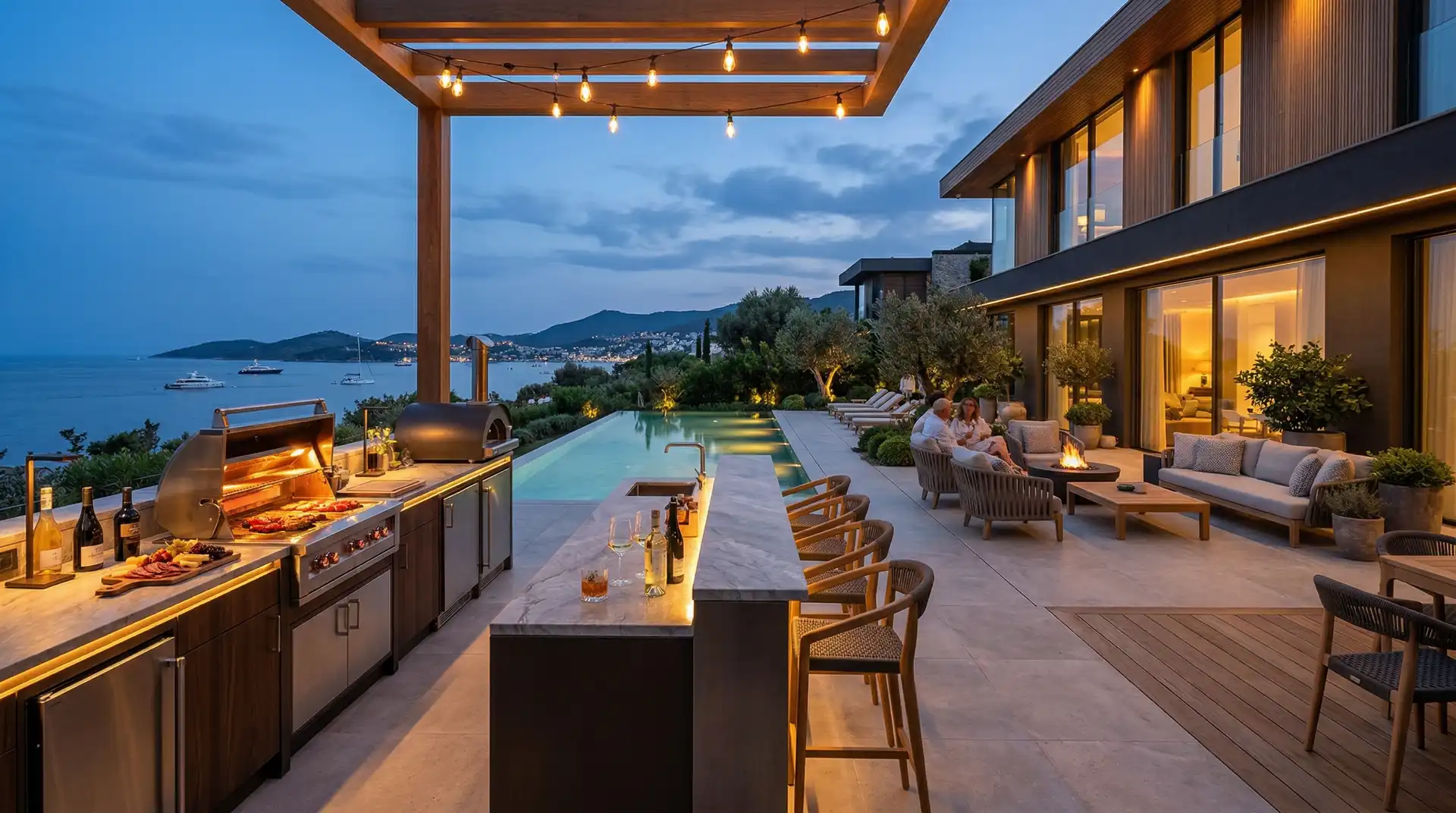 Eine überdachte Terrasse mit Loungemöbeln und Blick auf einen Pool in der Dämmerung