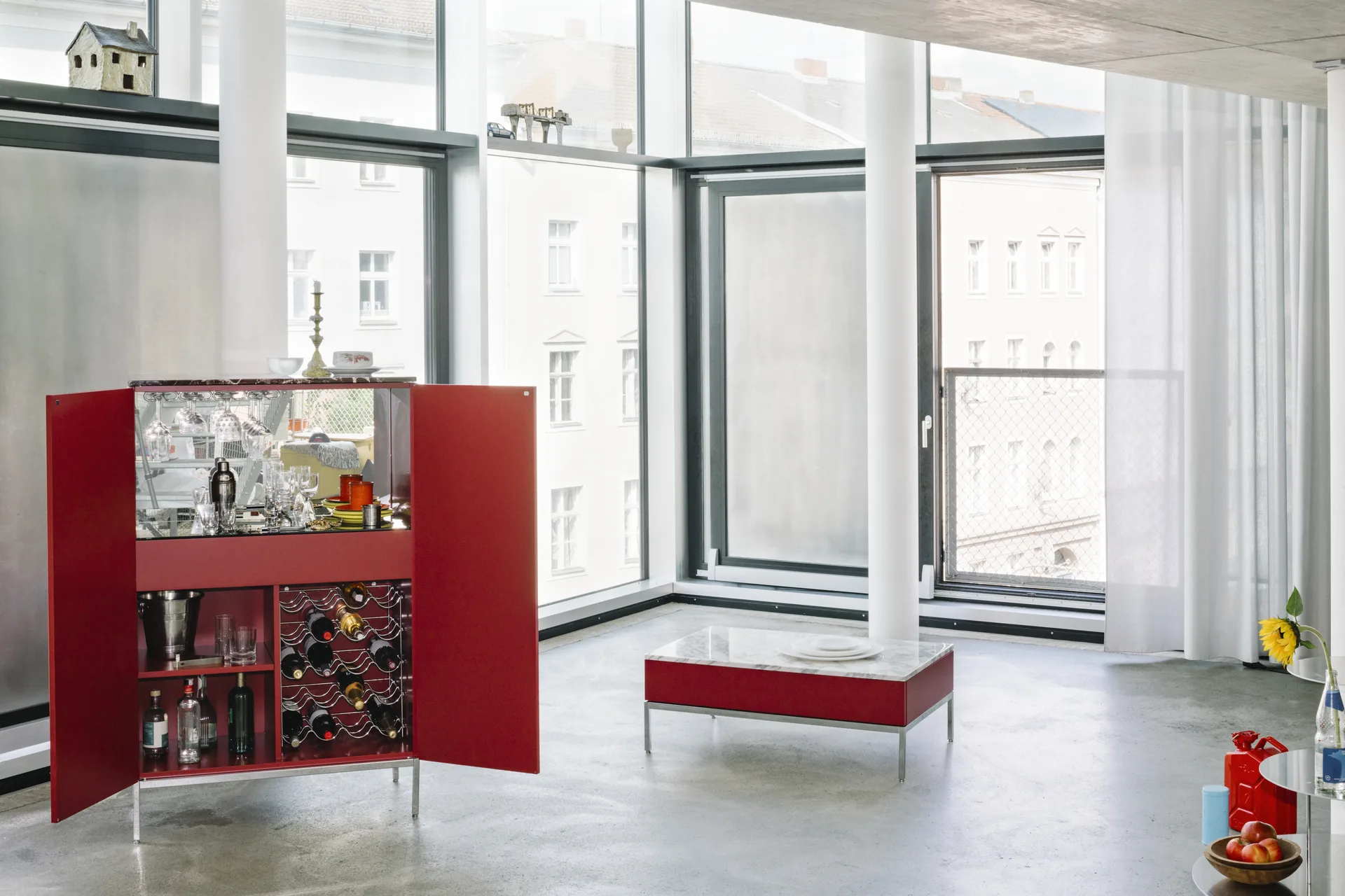 Knoll Chermayeff Storage Barschrank in rotem Lack, geöffnet, mit Gläsern und Weinregal in einem Loft