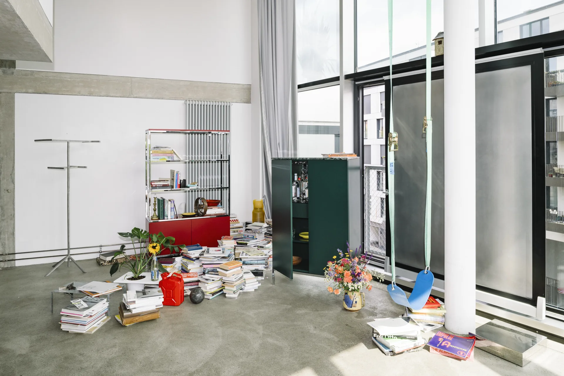Knoll Chermayeff Storage hohes offenes Regal und grüner Schrank in einem zweigeschossigen Loft mit Büchern