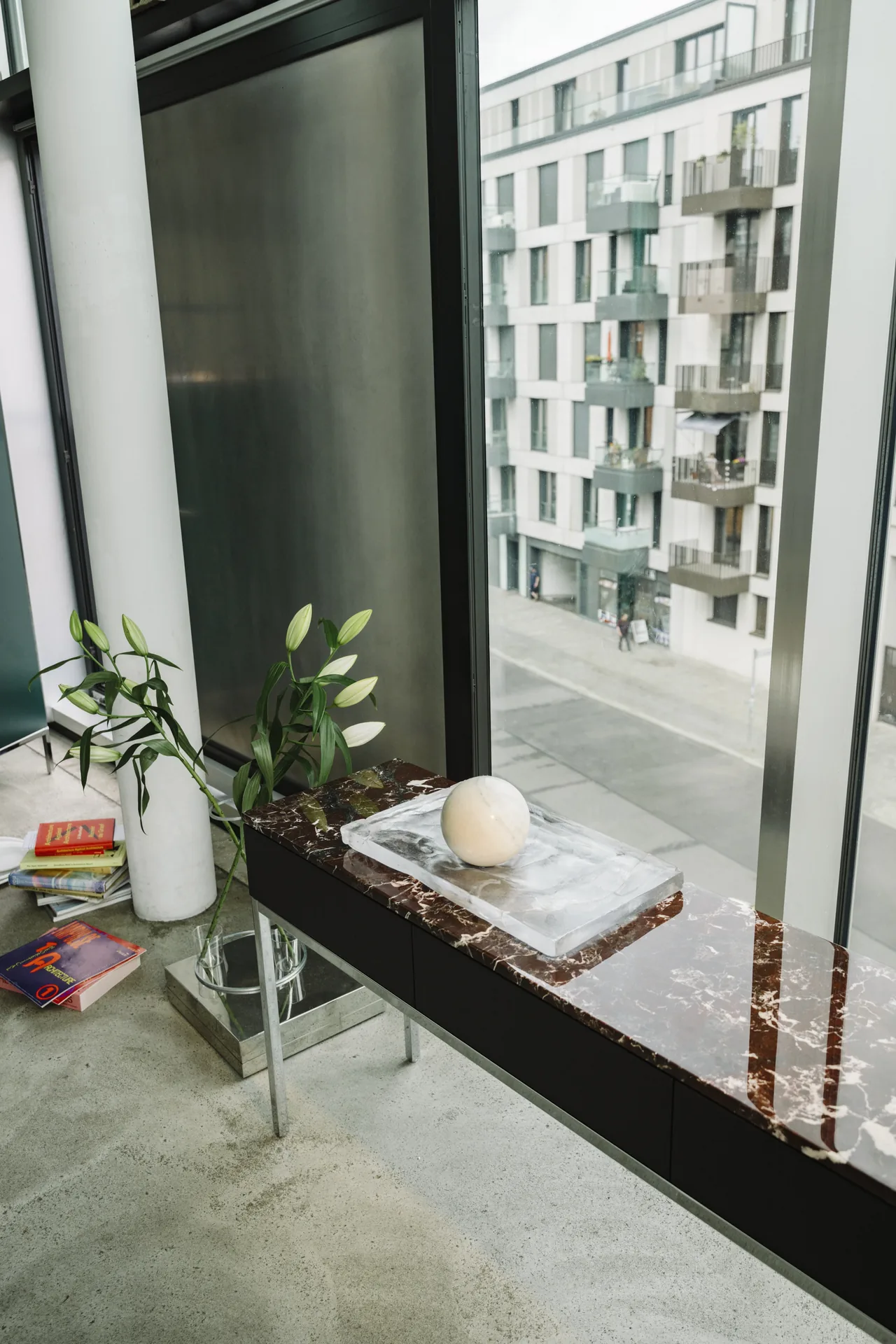 Knoll Chermayeff Storage Konsolentisch mit Marmorplatte und Stahlbeinen an einem Fenster