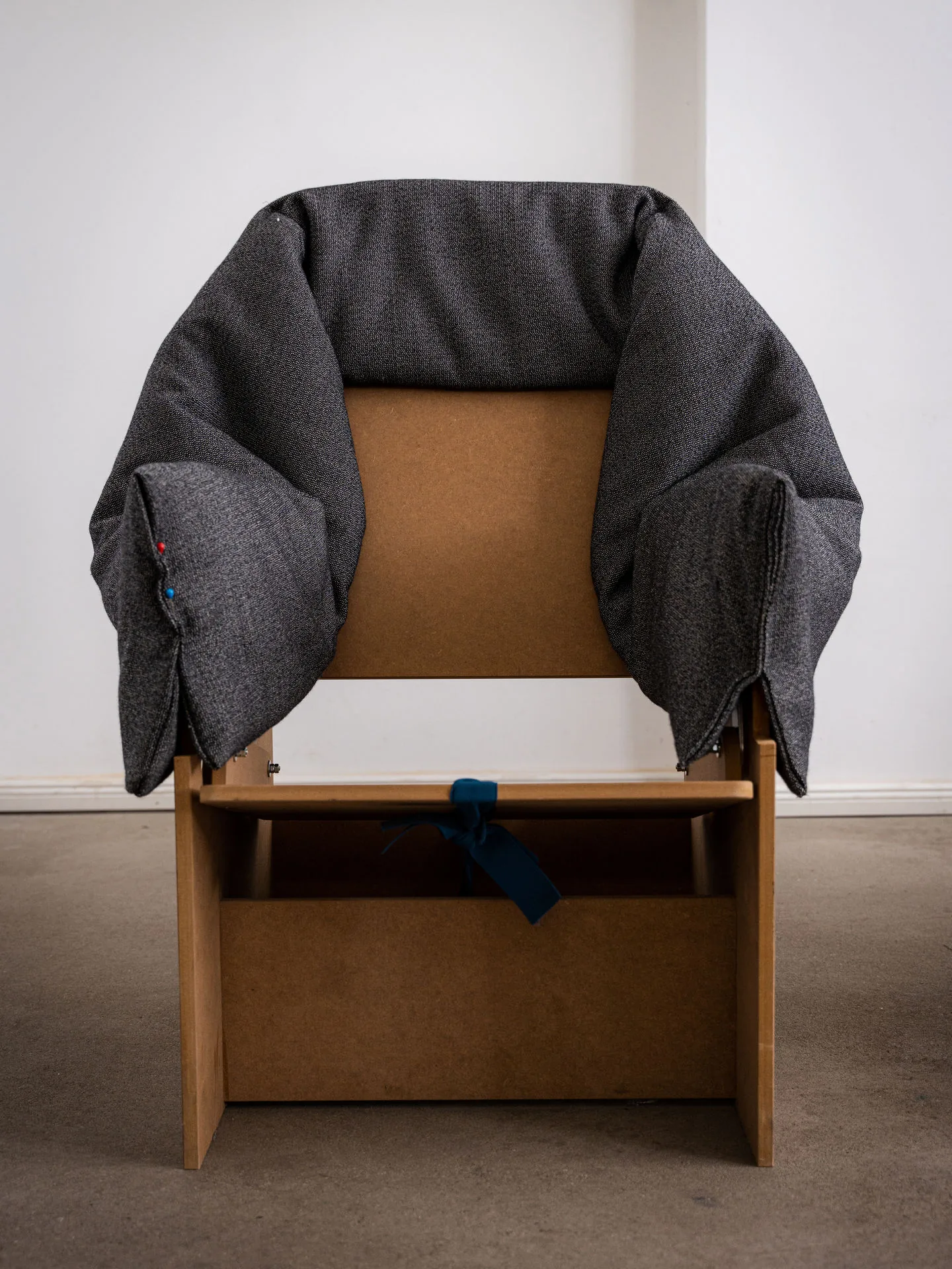 Vitra Bascule: grauer Stoffbezug über einem Holzmodell des Loungesessels